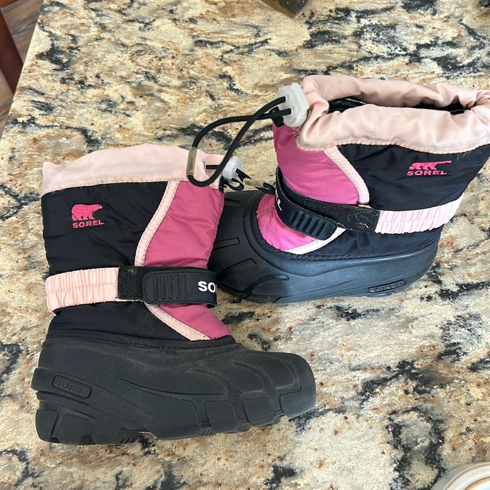 COPY - Sorel snow boots  USA size 11 girls.